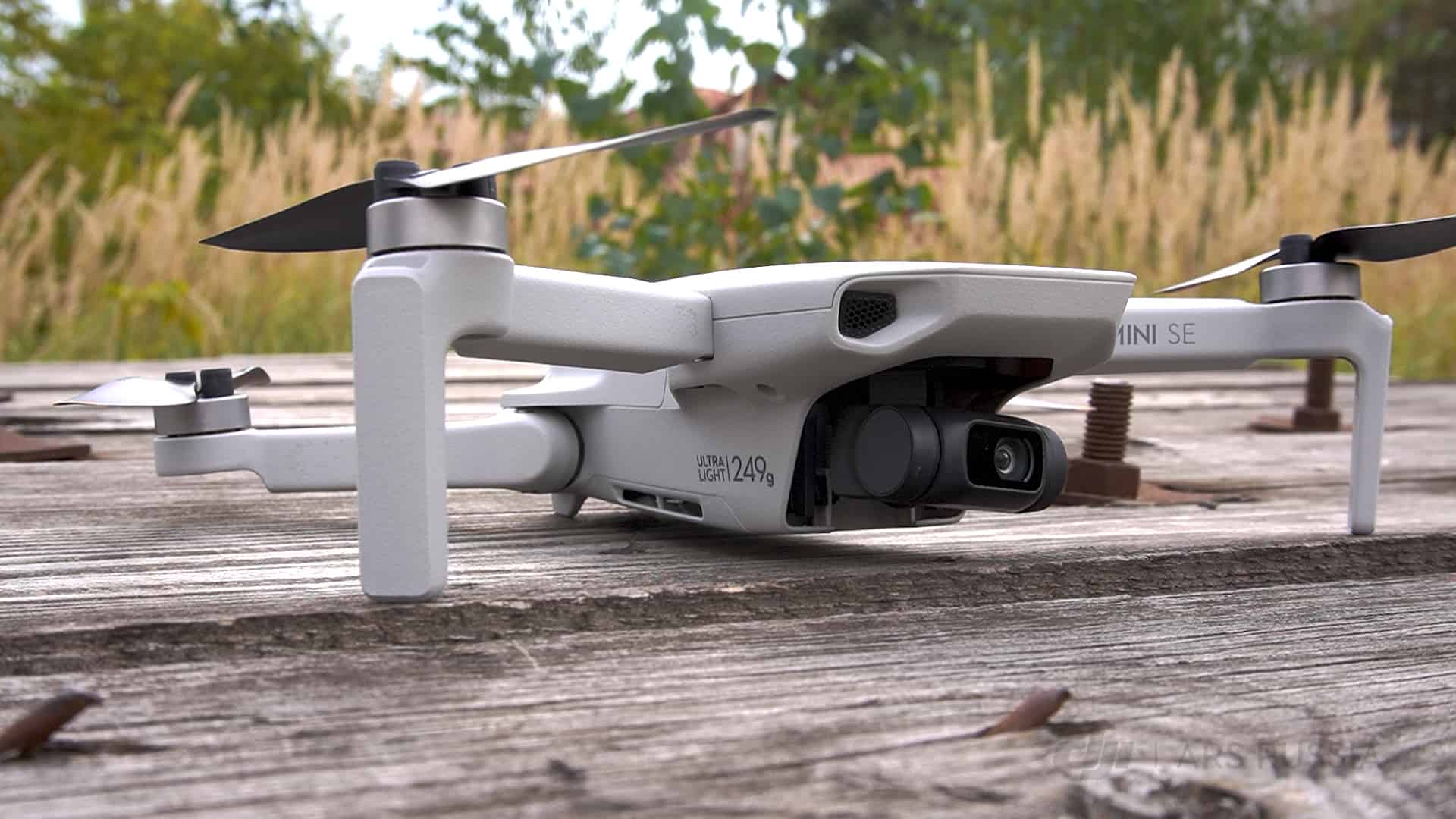 Dji mini 5. Квадрокоптер DJI Mini se. DJI Mini se Cinematic. DJI Mini 3 взлет с воды. Квадрокоптер DJI Mini se без фона.